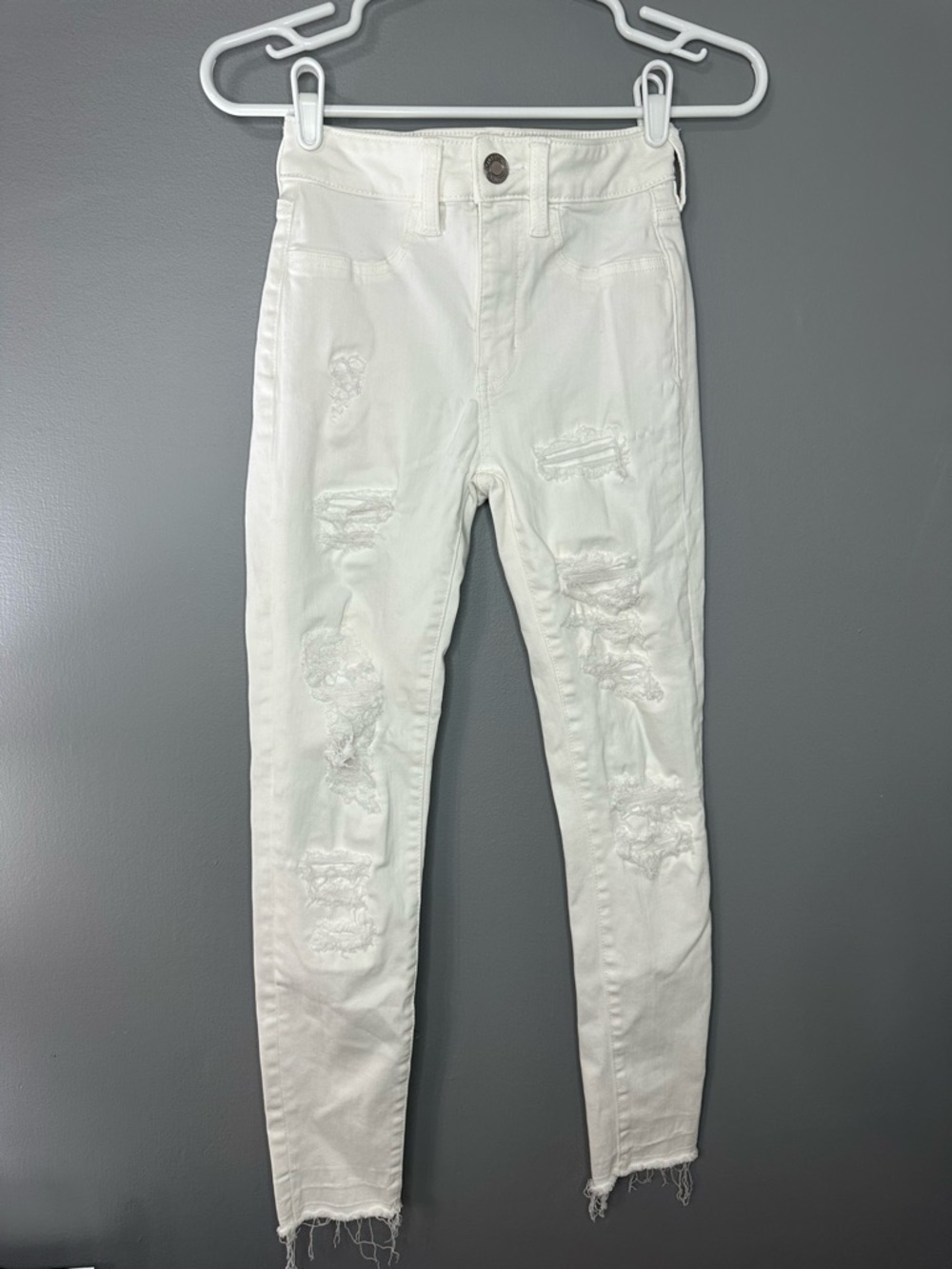 American Eagle outfitters Women’s White Distressed jegging crop Jeans